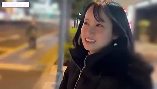 Si imut dengan tier atas berwajah muda, visual mencolok, dan pesona alami menciptakan kehadiran yang tak terlupakan