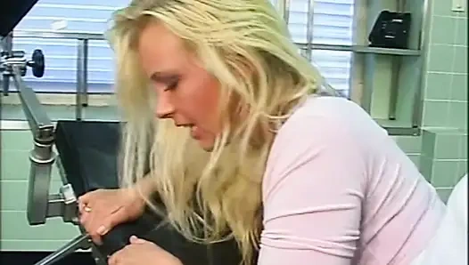 Красивую молодую блондинку с большими сиськами трахнули и камшот на ее задницу от гинеколога