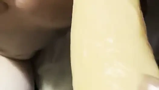 Istri mematokku dengan dildo besar