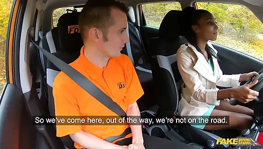 Fake driving school - Asia Rae bir derse gittiğinde biraz beyaz yarakla yetiniyor