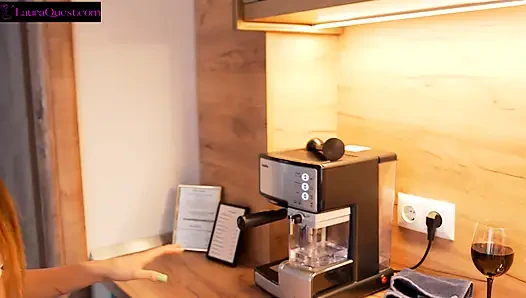 Onu gerçek bir şekilde sikene kadar sahte tamirlerle kandırıyor