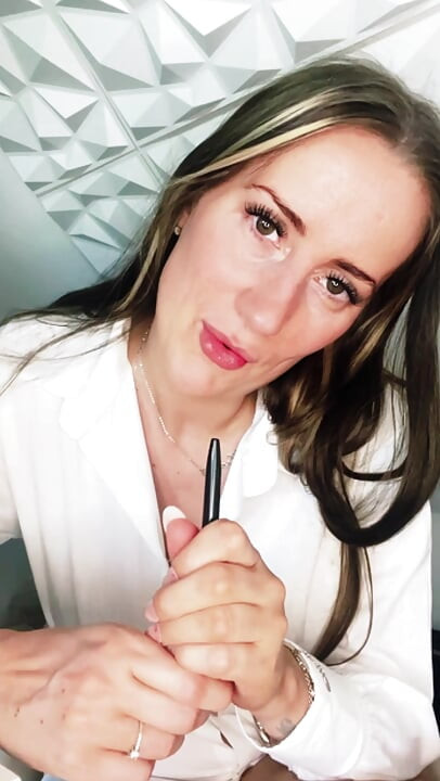 Profesora británica cachonda te seduce - instrucciones de paja