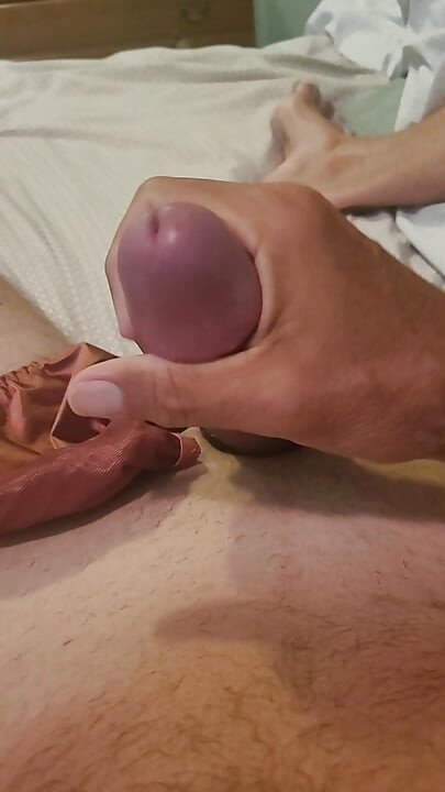 Maricas brinca com seu novo brinquedo e goza por toda sua nova calcinha.