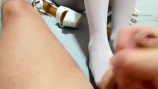 MILF ayaklarıyla penisle oynuyor ve külotlu çorap bakış açısından boşaltılar