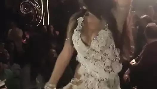 Une bombasse arabe sexy danse sur la scène