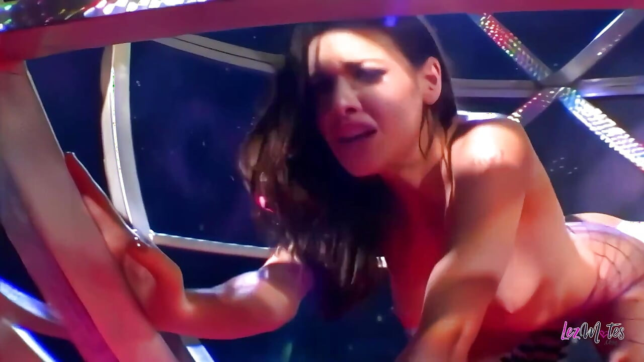 Des danseuses lesbiennes exotiques se caressent le corps sur scène et se donnent du plaisir avec des jouets sexuels