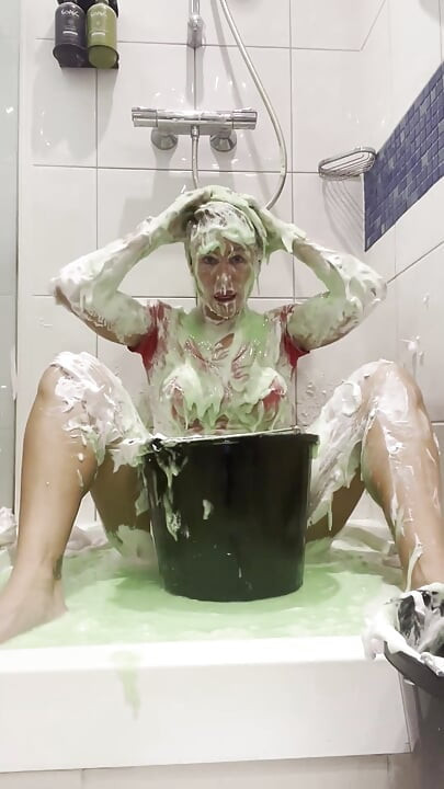 Pies rosados a la cara y revólver cubos sobre mi cabeza