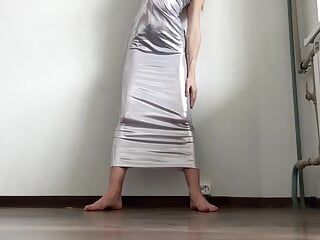 Giganta chica descalza provoca - adoración del cuerpo perfecto caliente en vestido sexy de medias - adoración de diosa