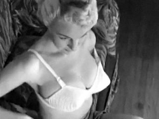 Vintage, strip-tease en lingerie blonde aux gros nichons des années 60