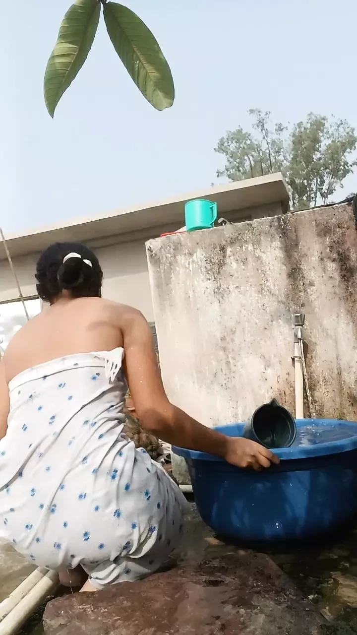 Hot cute girl sexy bath  🥵  kon hai jisne mujhai ny dekha