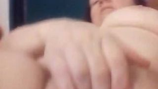 Sexy Mädchen mit großen schönen Titten spielt mit ihrer geilen Muschi