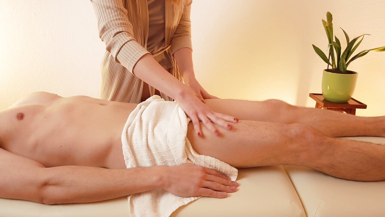 ذهبت لإجراء تدليك لكن المعالج الهايج جعلني أنزل بنهاية سعيدة