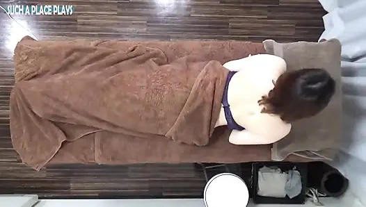 Hassas ofis hanımı yavaş odaklı hareketler altında ısındıkça yumuşak dokunma seansı onu daha derine yönlendiriyor. - 1