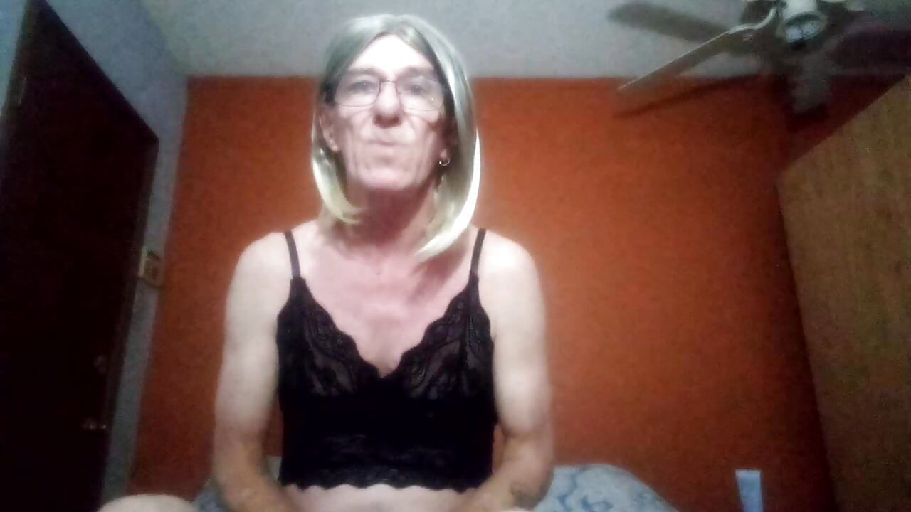 mă joc cu vibratorul meu, suge și se fute