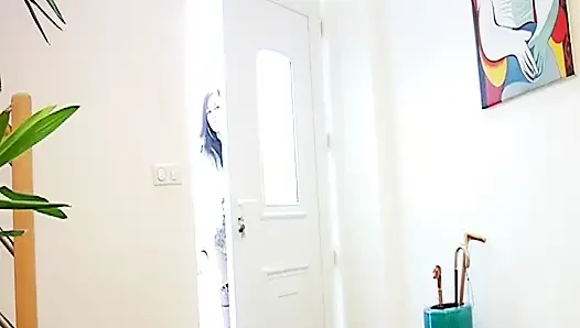 Французская крошка лижет киску ее подруги и трахает пальцами