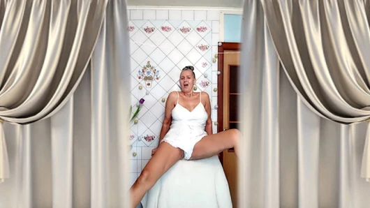 Hot housewife Lukerya. A mature Ukrainian woman shows off her figure and poses for the camera at home.