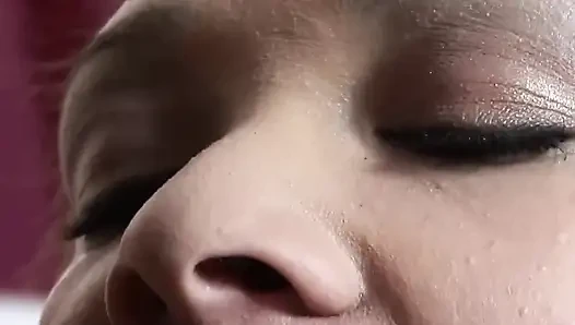 Blackish teens szene-1 sexy ebenholz-teen genießt einen großen schwarzen schwanz
