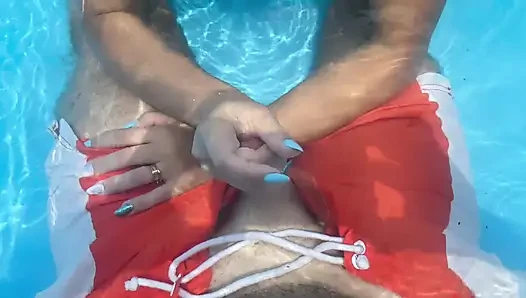 Sepong kontol, ngocok kontol di kolam renang umum