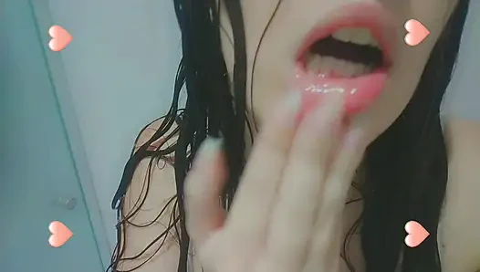 Полностью мокрая возбужденная крошка принимает горячий душ и мастурбацию, рот крупным планом, мокрые волосы и симпатичный лифчик