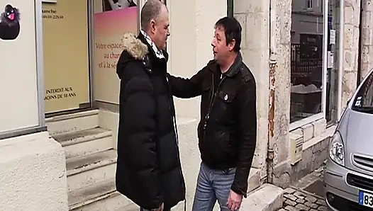 Frankreich schätzchen isst sperma im sexshop