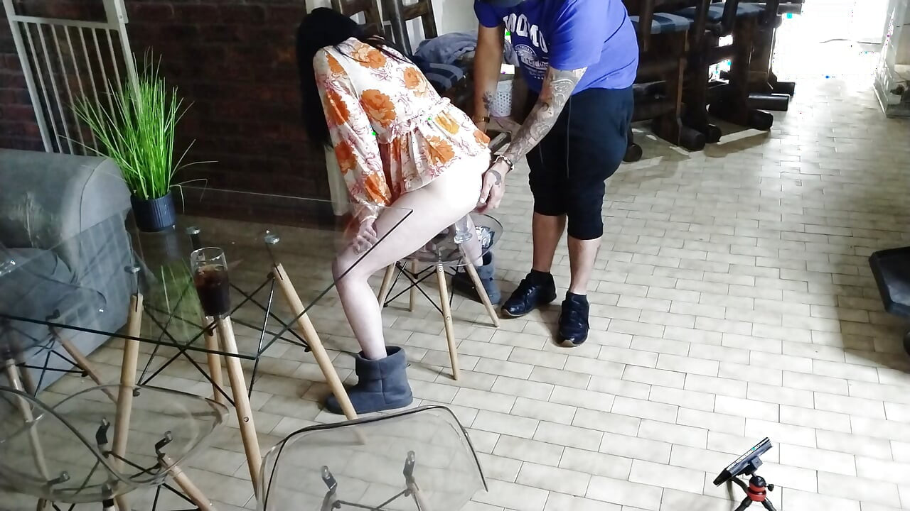 Suku di atas kerusi dengan dildo.