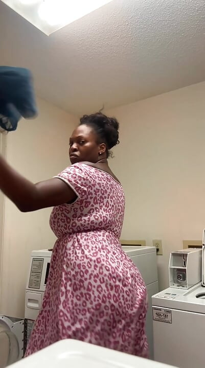 EBONY MATURE COUGAR SHAKES HER ASS DOING LAUNDRY!!!