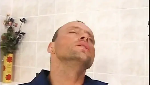 Сексуальную милфу с красивыми сиськами трахнули в задницу и камшот в рот большим винтажным членом