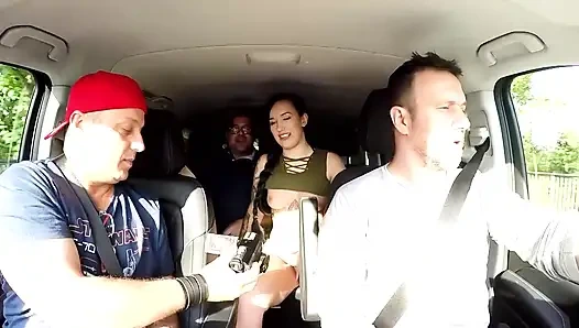 Lilly Fox Arabada Çifte Penetrasyonlu Üçlü Grup Seks