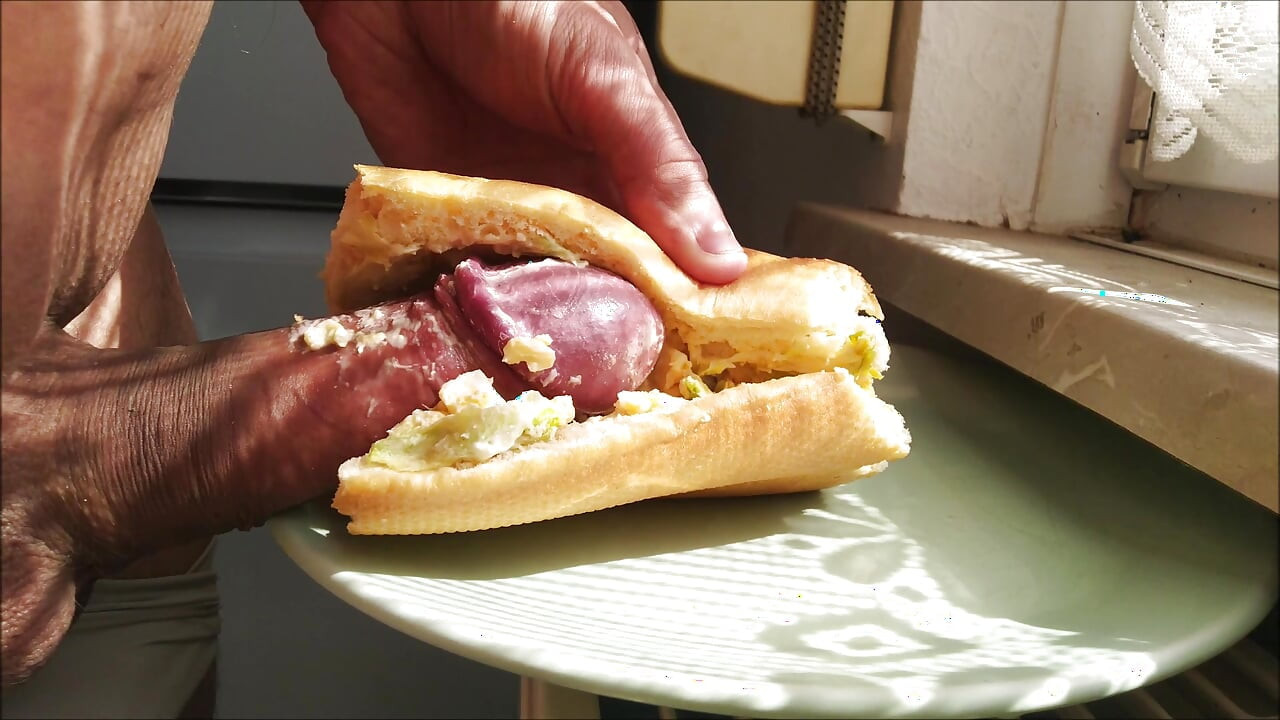 Dos videos en uno: correrme en la comida y orinar antes de la eyaculación.