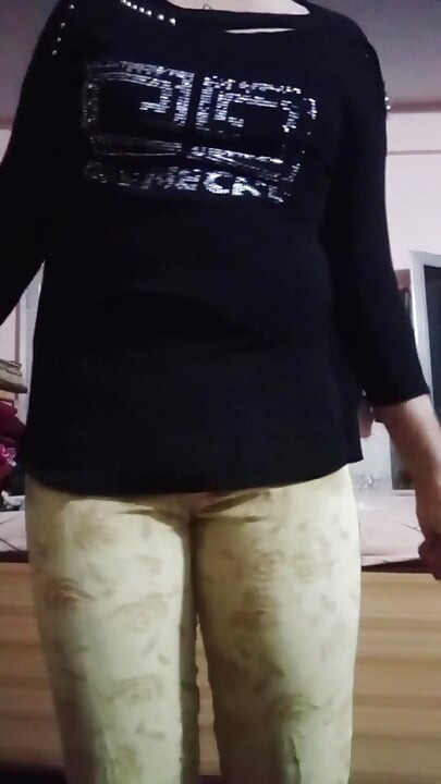 Ινδή γκέι Crossdresser Gaurisissy πιέζει και παίζει με τα μεγάλα βυζιά της σε τζιν μπλουζάκι