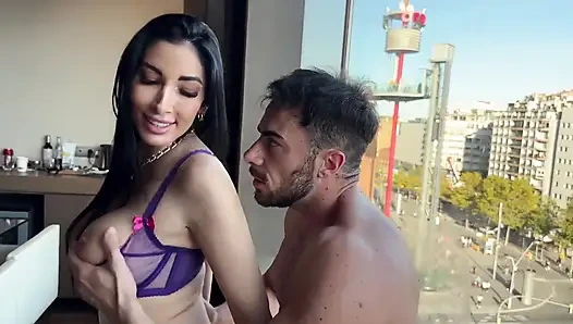 Clea gaultier dientot habis-habisan di depan jendela sambil ngeliat u