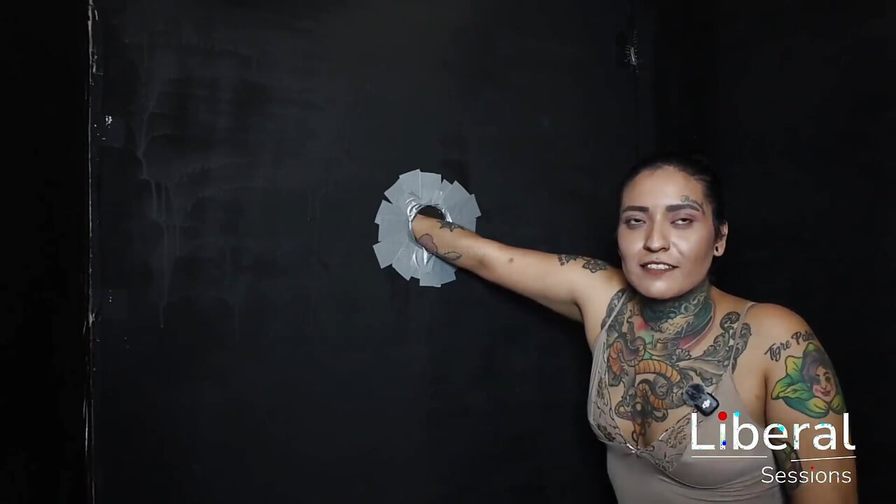 Este futută într-o gaură de glory hole cu un pumn în pizdă