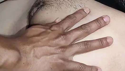 Ben bakireyim ve üvey babam ilk kez vajinama boşalıyor.