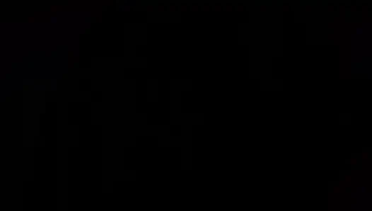 Biri bikini giymiş sigara, kulüpte ceket giymiş