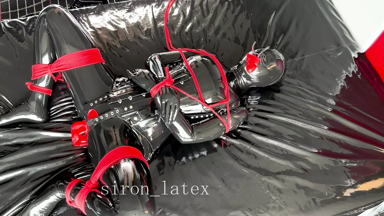 Siron被包裹在避孕套西装里，鼻管里只有一个洞，否则没有毫米的间隙