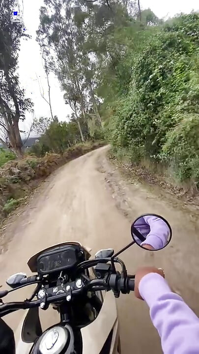 Căutăm un loc în pădure și îi sugăm pula
