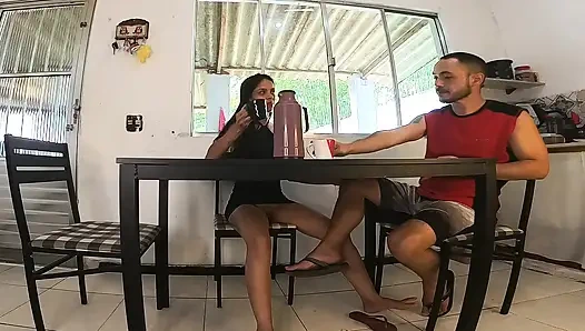 Saya memberi suami teman saya blowjob dan vagina di bawah meja pada hari ulang tahunnya