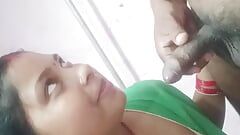 Une Indienne se fait éjaculer dessus par une bite
