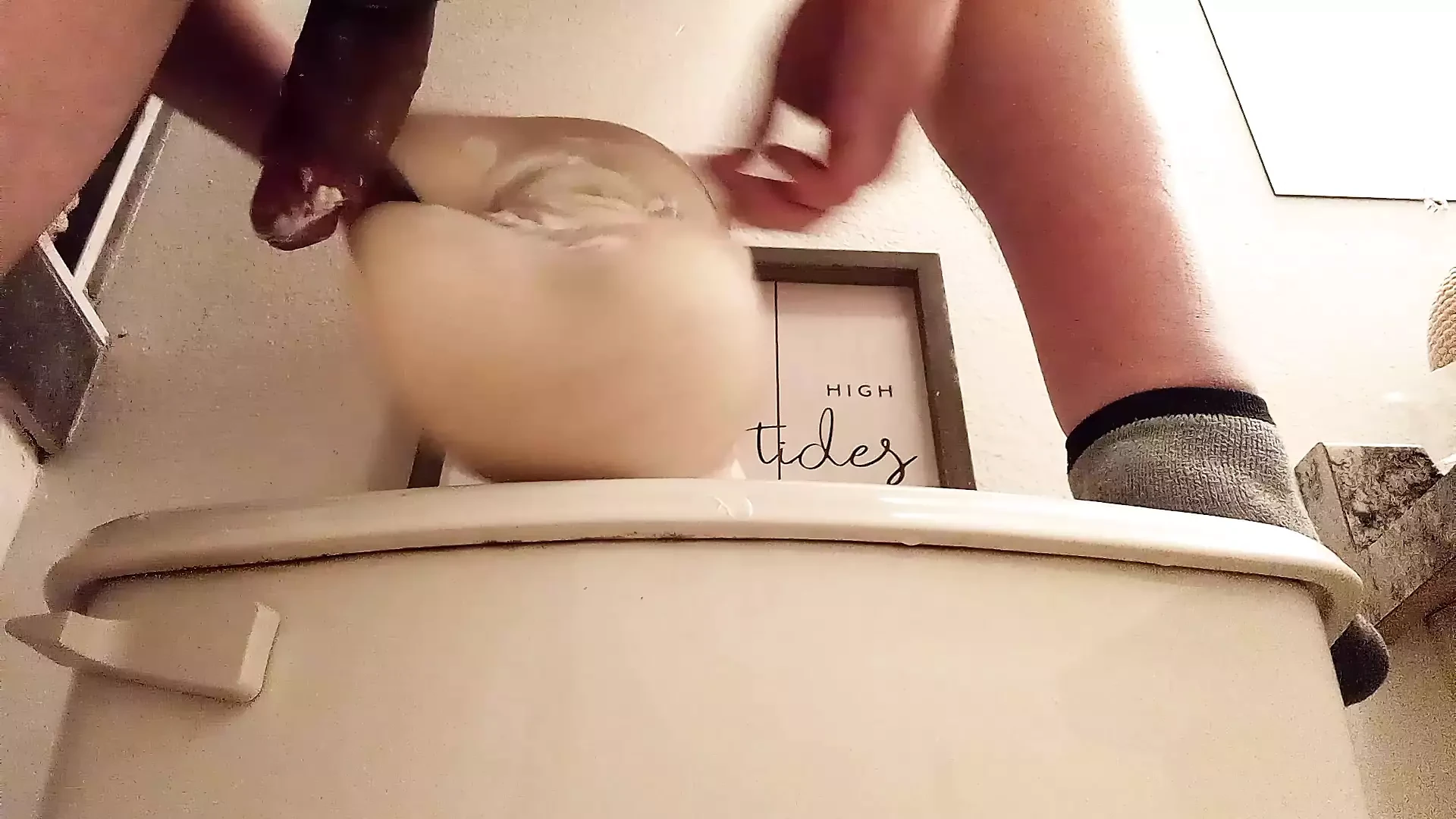 Si diverte con un sex toy