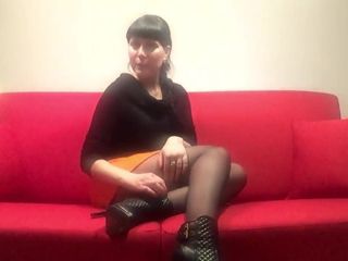 Vlogger Itali seksi mencuba pantyhose hitam