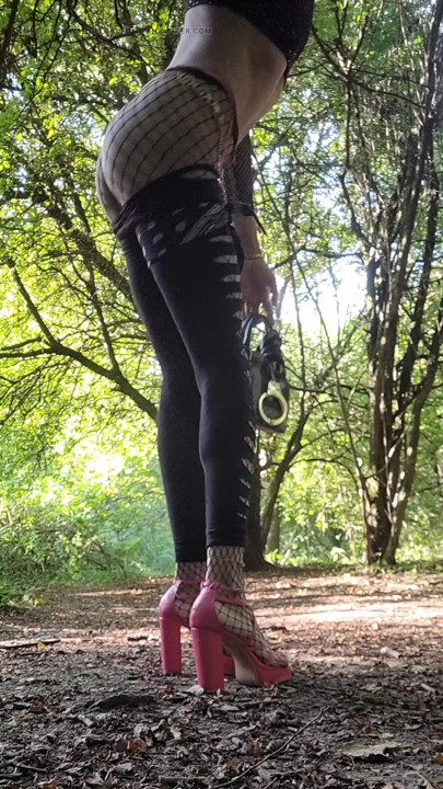 👑זונה יום אחד זונה תמיד. תחת טראב צרפתי נראה ביער, חוטיני ורוד ועקבים ורודים. תערוכה ביער. VaneSsaB | קליפ 1