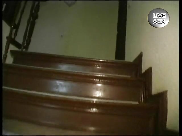 Prsatá milfka prstí v pov, než se sváží v bondage Shibari