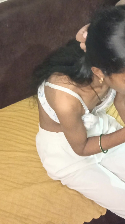 Desi bhabhi lund ko chush rhi ho or maze bhi utha rhi gai | Clip 1