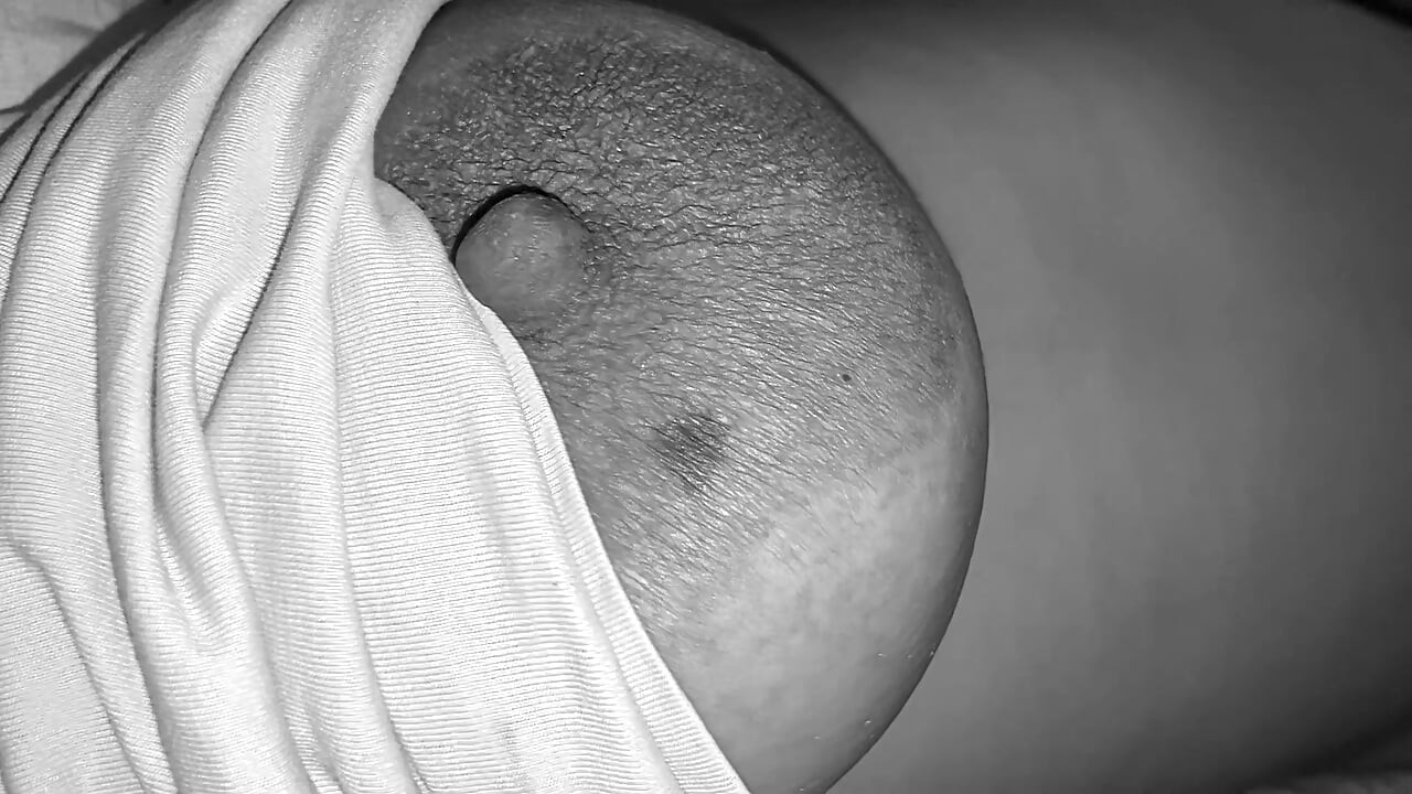 Jugué con las tetas de mi hermanastra por la noche
