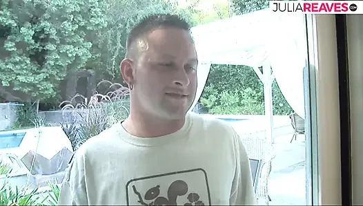 Heißes mädchen bückt sich, als ein riesiger schwanz ihre muschi von hinten stößt