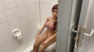 Sexdoll gina di toilet