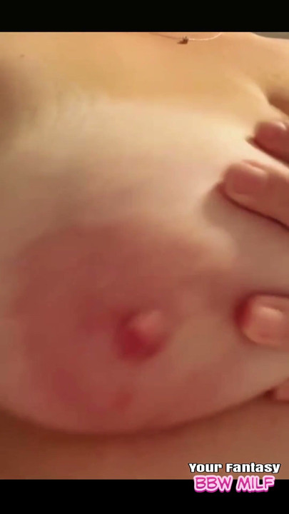 Sapık orta yaşlı seksi teyze büyük doğal göğüslerini yedek odamızda gösteriyor | Klip 1