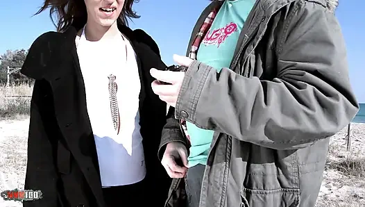 Ngentot di pantai sama arahnea gadis spanyol dengan legging seksi