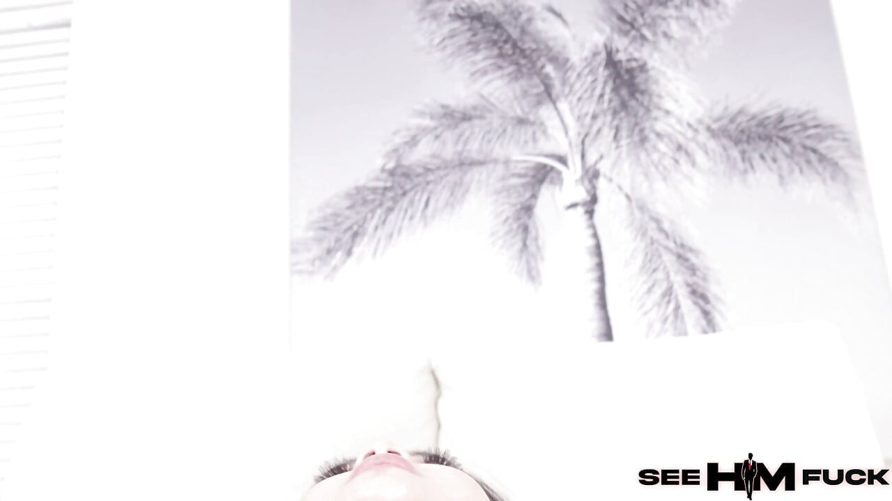 ¡Miki Moon deja que Maven Secrets cubra su cuerpo tatuado con aceite brillante!