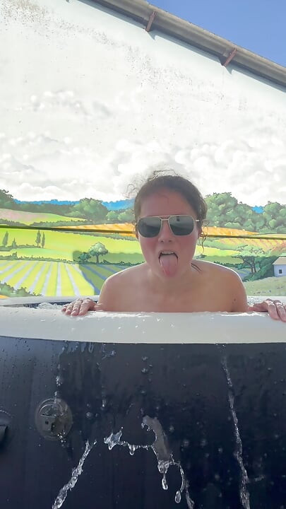Mym fans: Dirty talk faucettes in the jacuzzi